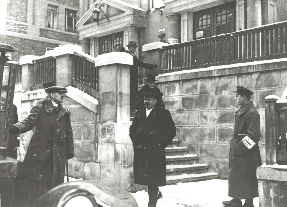 Friedrich Ebert und Philipp Scheidemann beim Verlassen des Volkshauses in Weimar, Februar 1919