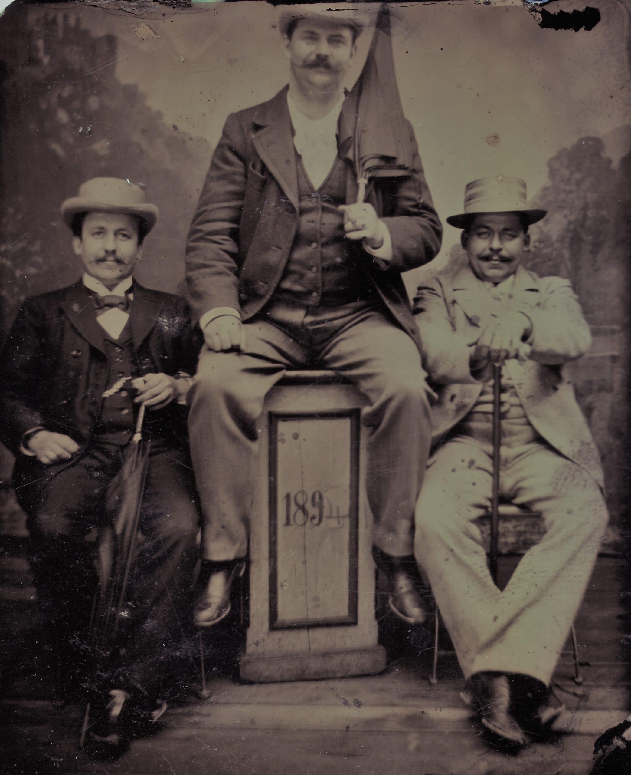 Atelierfoto von Friedrich Ebert und zwei anderen Männern, 1894
