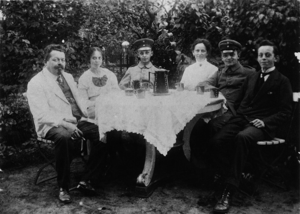 Familie Ebert am Tisch in einem Garten im September 1916 mit den Söhnen Heinrich und Friedrich jr. in Soldatenuniformen