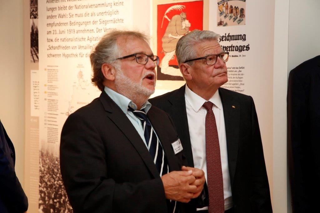 Altbundespräsident Joachim Gauck mit Geschäftsführer Walter Mühlhausen, 2018
