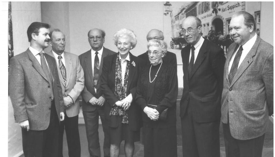 Die ehemalige Bundestagspräsidentin Annemarie Renger (4. v. l.) mit Verwandten von Friedrich Ebert, 1996