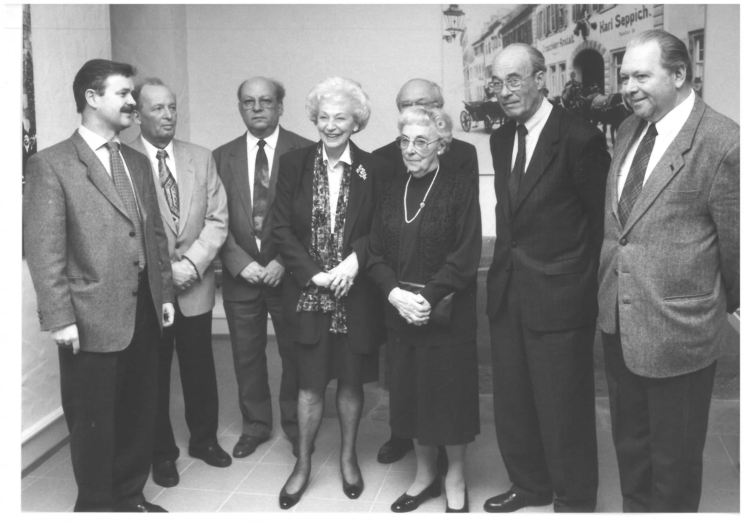 Die ehemalige Bundestagspräsidentin Annemarie Renger (4. v. l.) mit Verwandten von Friedrich Ebert, 1996