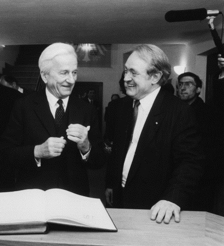 Bundespräsident Richard von Weizsäcker mit dem Kuratoriumsvorsitzenden der Stiftung Johannes Rau, 1989
