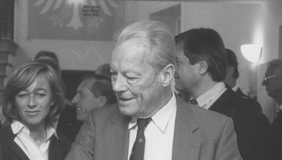 Der ehemalige Bundeskanzler Willy Brandt beim Eintrag in das Gästebuch, 1990
