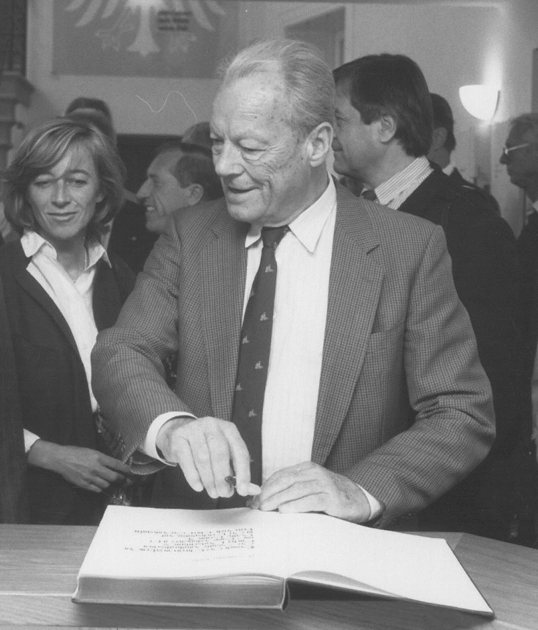 Der ehemalige Bundeskanzler Willy Brandt beim Eintrag in das Gästebuch, 1990