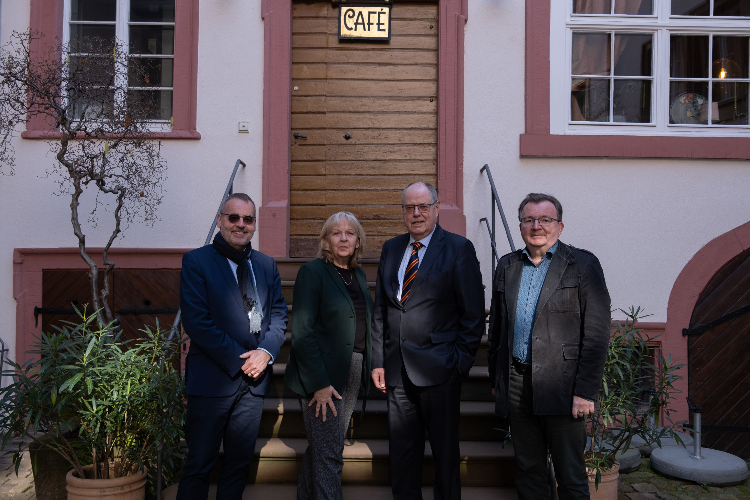 Günter Schmitteckert, Hannelore Kraft, Peer Steinbrück und Bernd Braun im Innenhof des Friedrich-Ebert-Hauses