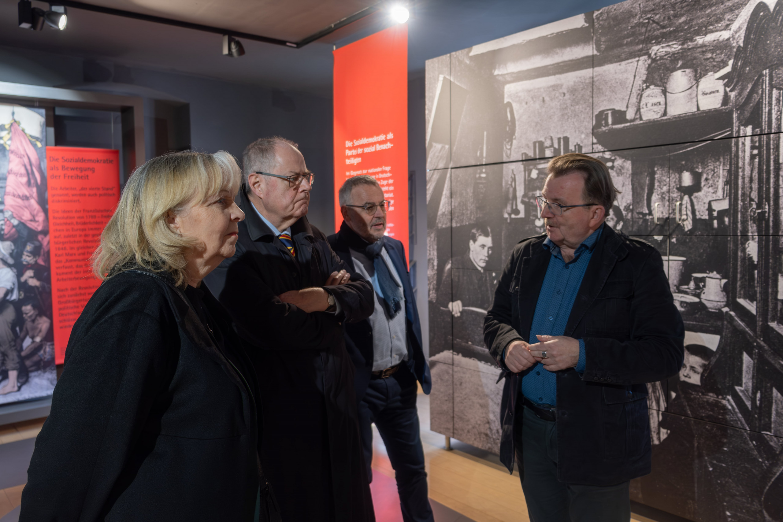 Hannelore Kraft, Peer Steinbrück, Günter Schmitteckert und Bernd Braun in der Dauerausstellung im Friedrich-Ebert-Haus
