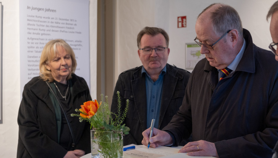 Peer Steinbrück beim Eintrag in das Gästebuch, mit Hannelore Kraft und Bernd Braun