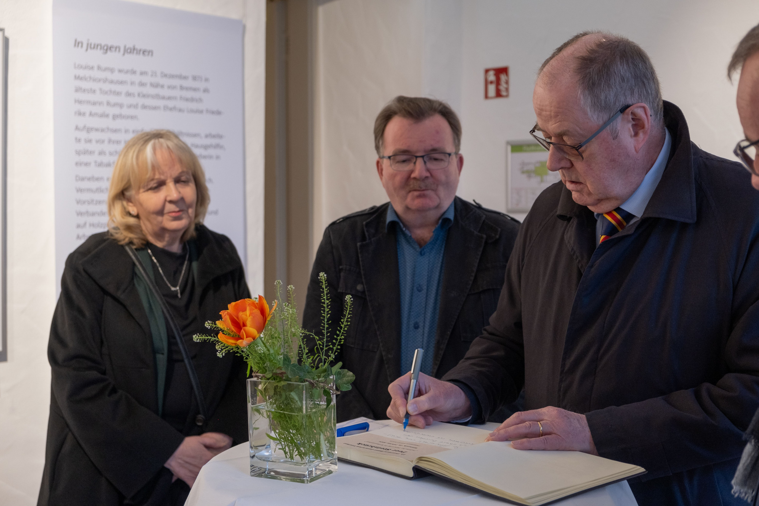 Peer Steinbrück beim Eintrag in das Gästebuch, mit Hannelore Kraft und Bernd Braun