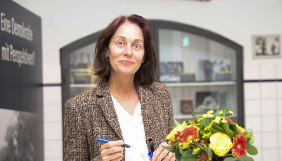 Frau Barley trägt sich ins Gästebuch ein
