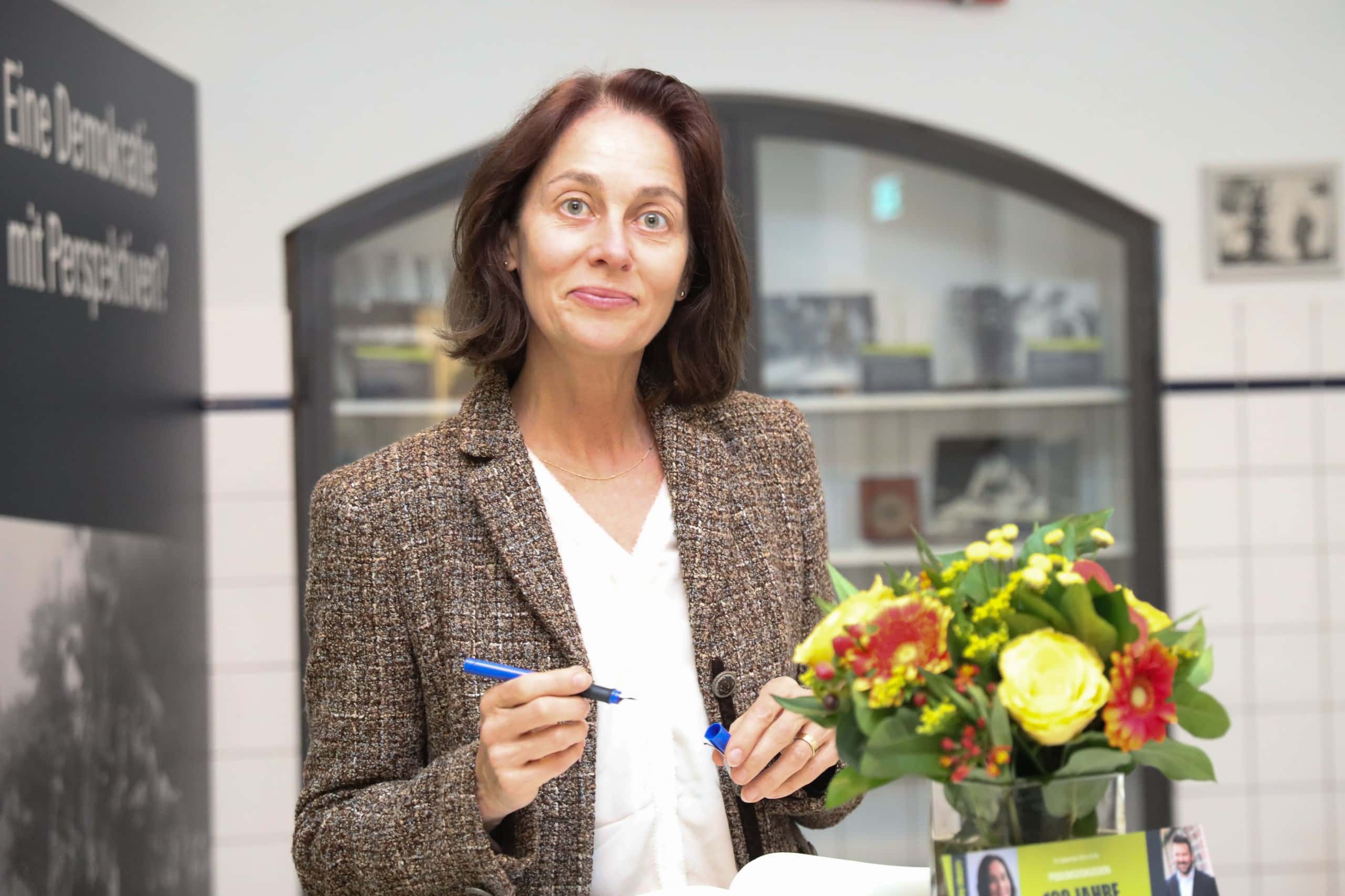 Frau Barley trägt sich ins Gästebuch ein