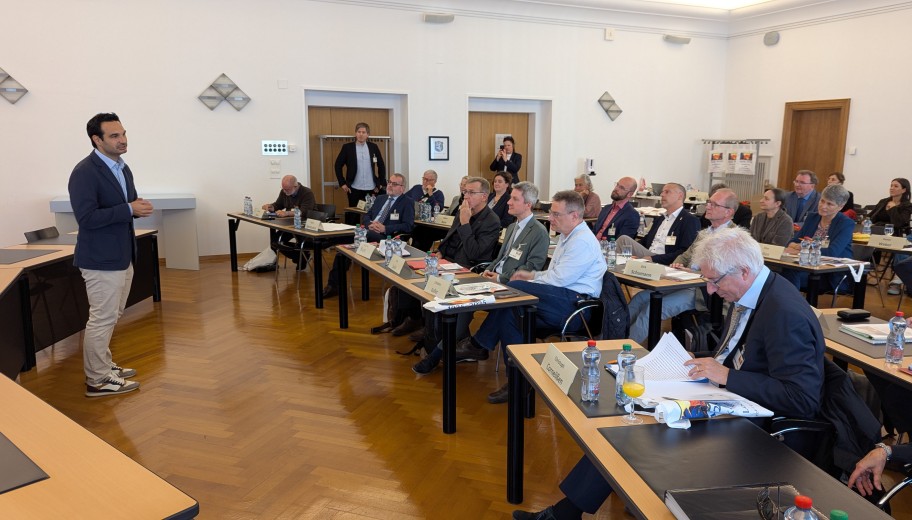 Stadtpräsident Nicola Pini begrüßt die Teilnehmerinnen und Teilnehmer der Tagung