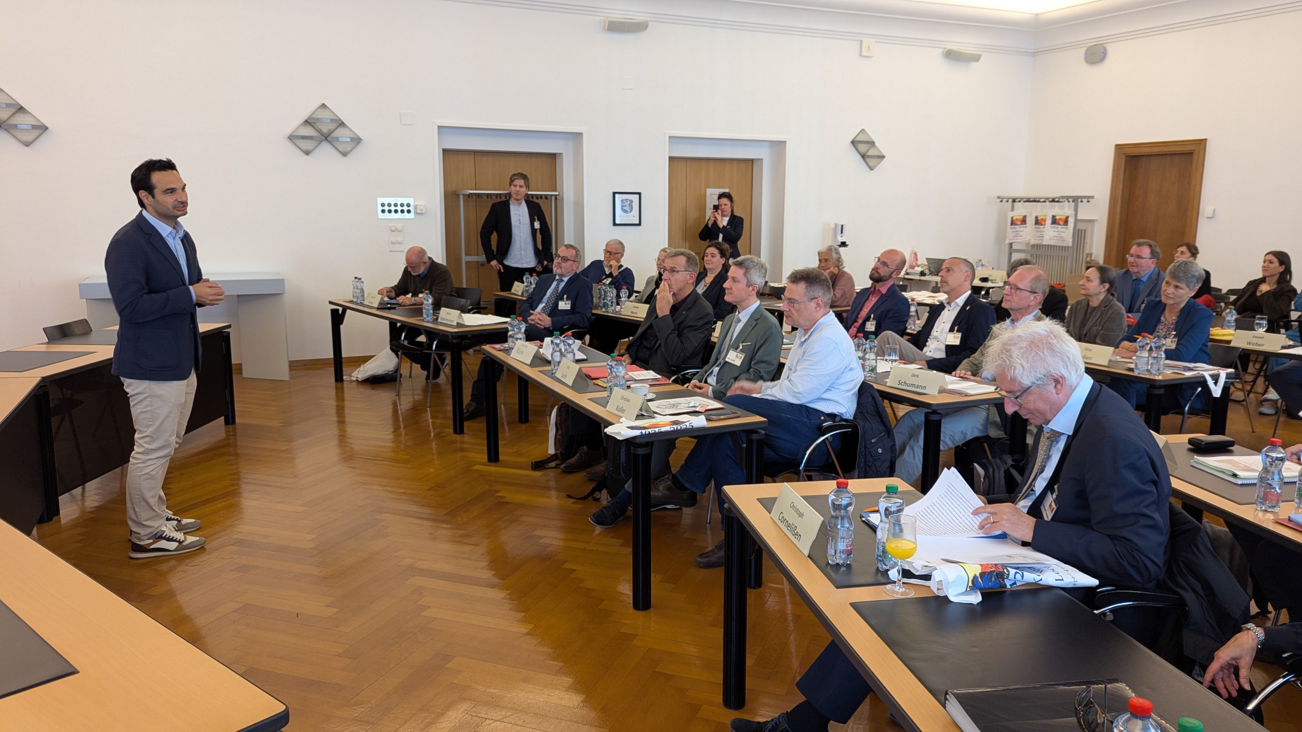 Stadtpräsident Nicola Pini begrüßt die Teilnehmerinnen und Teilnehmer der Tagung
