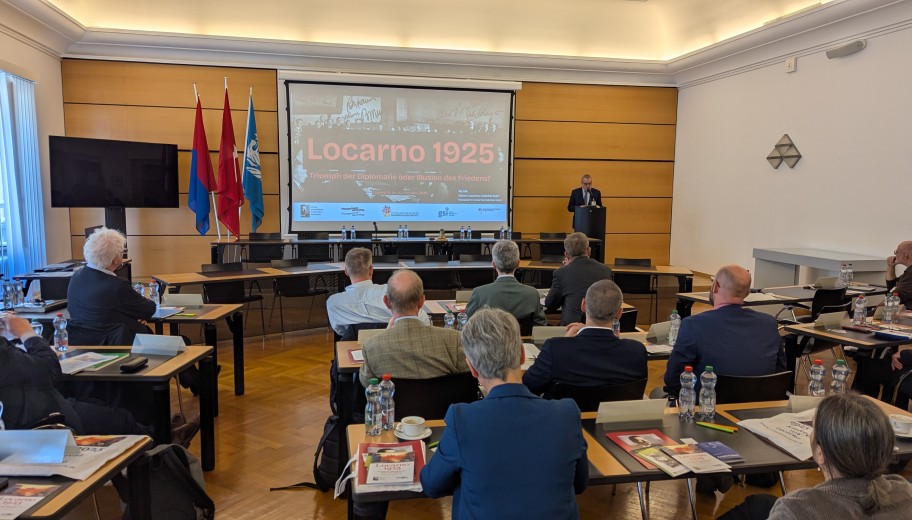 Günter Schmitteckert, der Vorsitzende der Stiftung, hielt ein Grußwort.