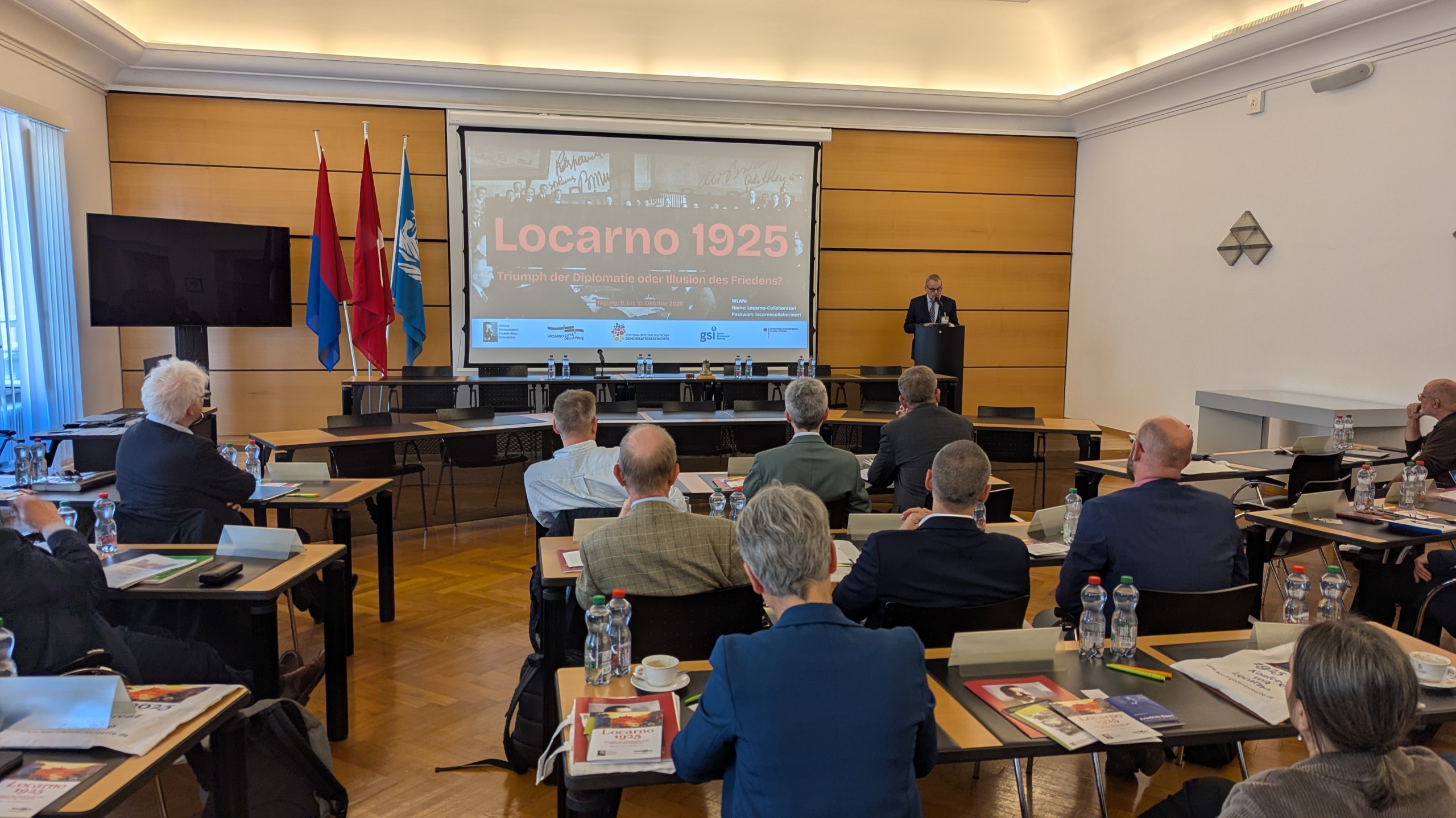 Günter Schmitteckert, der Vorsitzende der Stiftung, hielt ein Grußwort.
