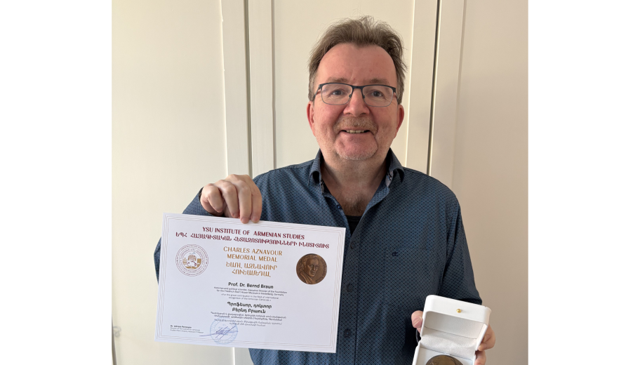 Prof. Dr. Bernd Braun erhält die Charles-Aznavour-Gedächtnismedaille
