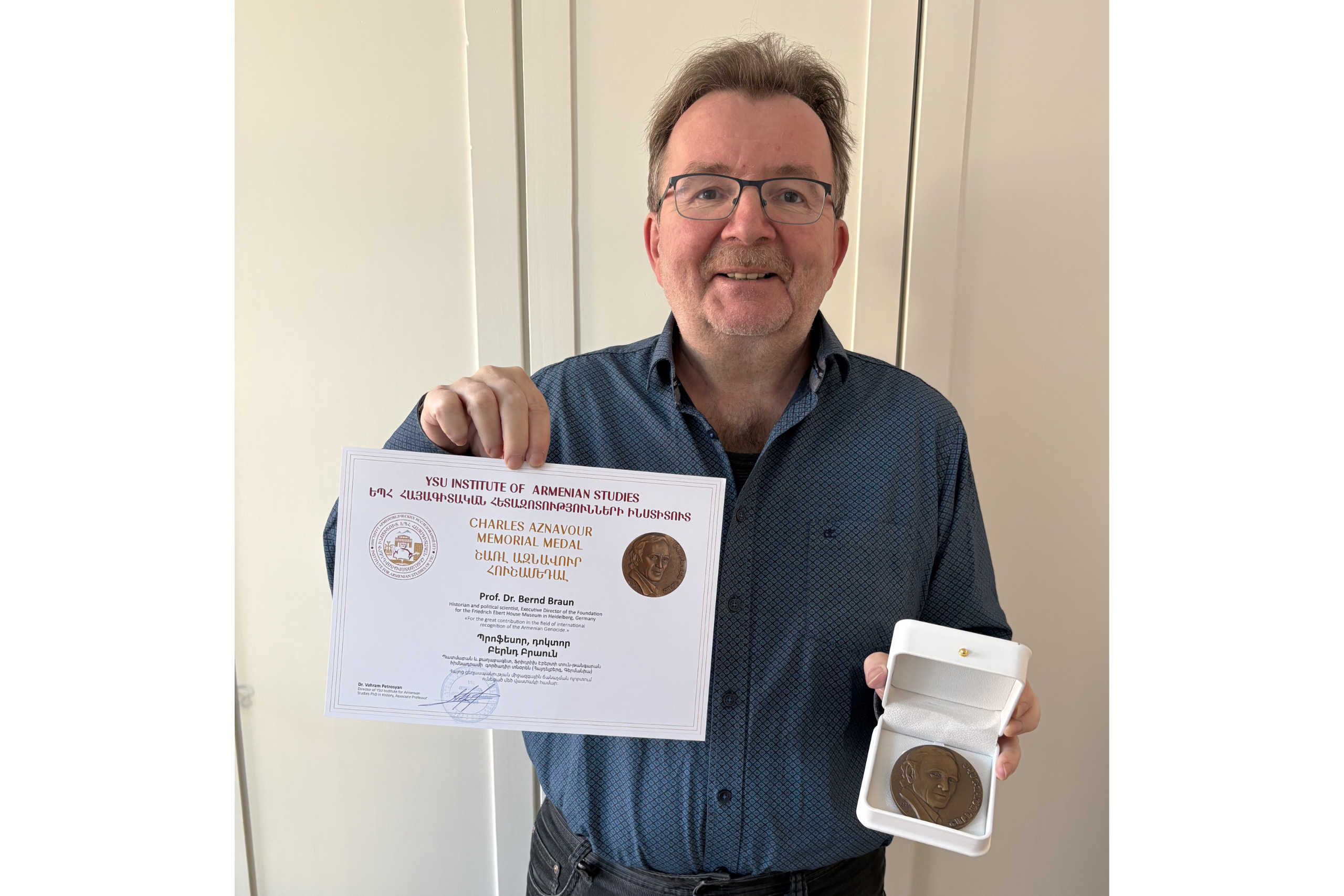 Prof. Dr. Bernd Braun erhält die Charles-Aznavour-Gedächtnismedaille
