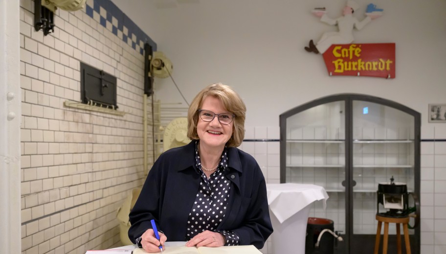 Dr. Christina Stresemann trägt sich ins Gästebuch ein.