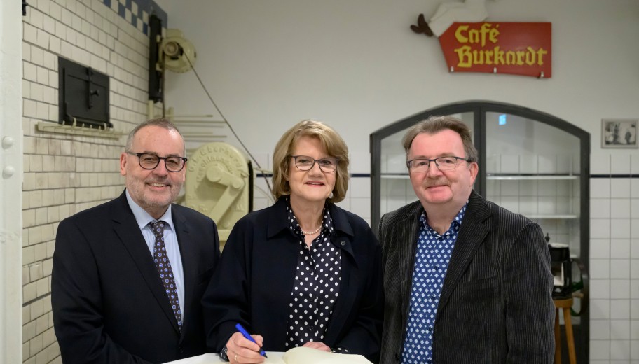 Günter Schmitteckert, Dr. Christina Stresemann und Prof. Dr. Bernd Braun in der Backstube des Friedrich-Ebert-Hauses.
