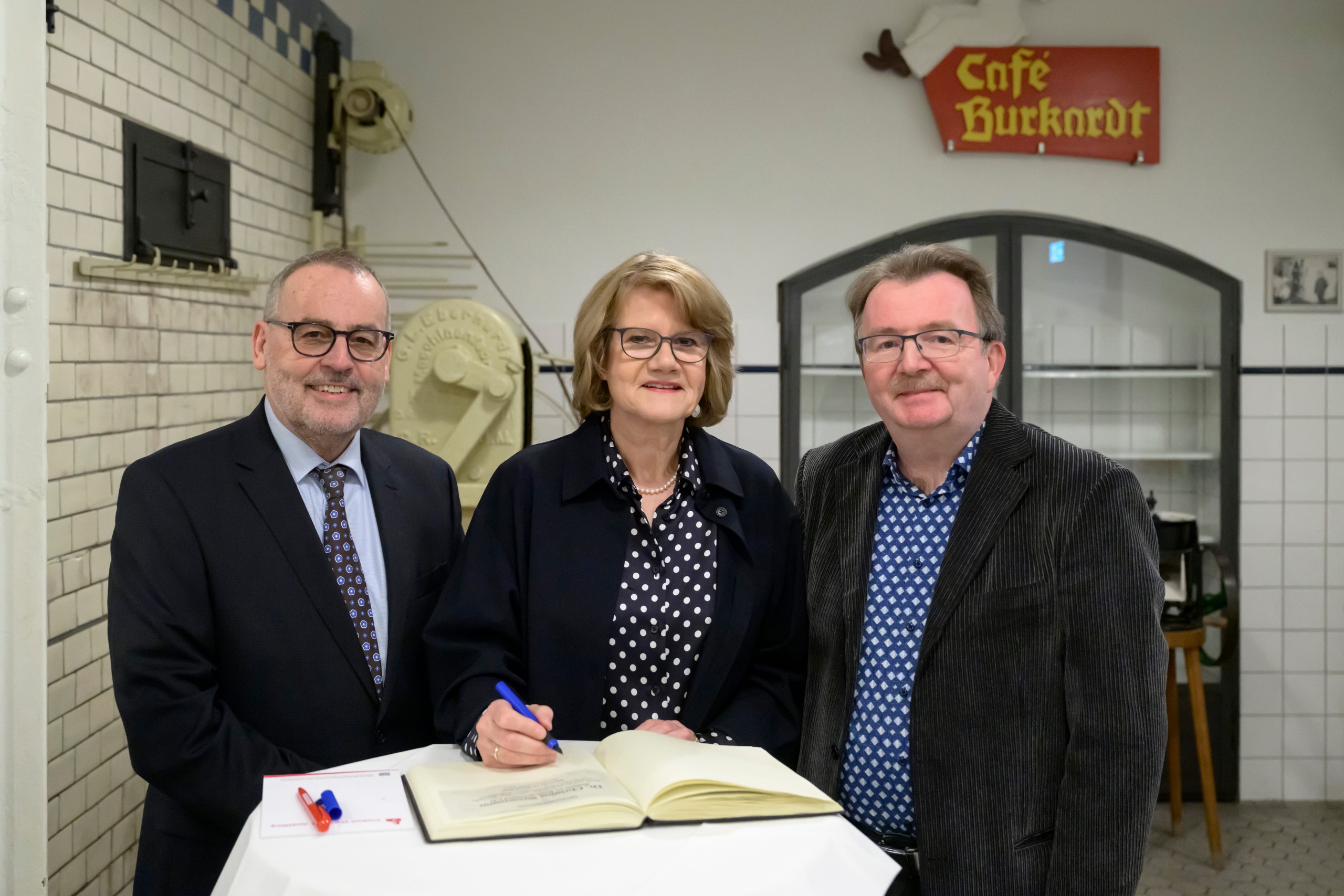 Günter Schmitteckert, Dr. Christina Stresemann und Prof. Dr. Bernd Braun in der Backstube des Friedrich-Ebert-Hauses.