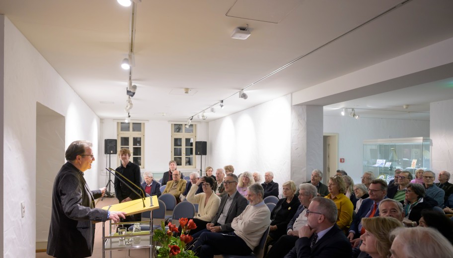 Prof. Dr. Bernd Braun, Geschäftsführer der Stiftung, gibt einen Jahresrückblick für 2025 und einen Ausblick auf das neue Veranstaltungsjahr.
