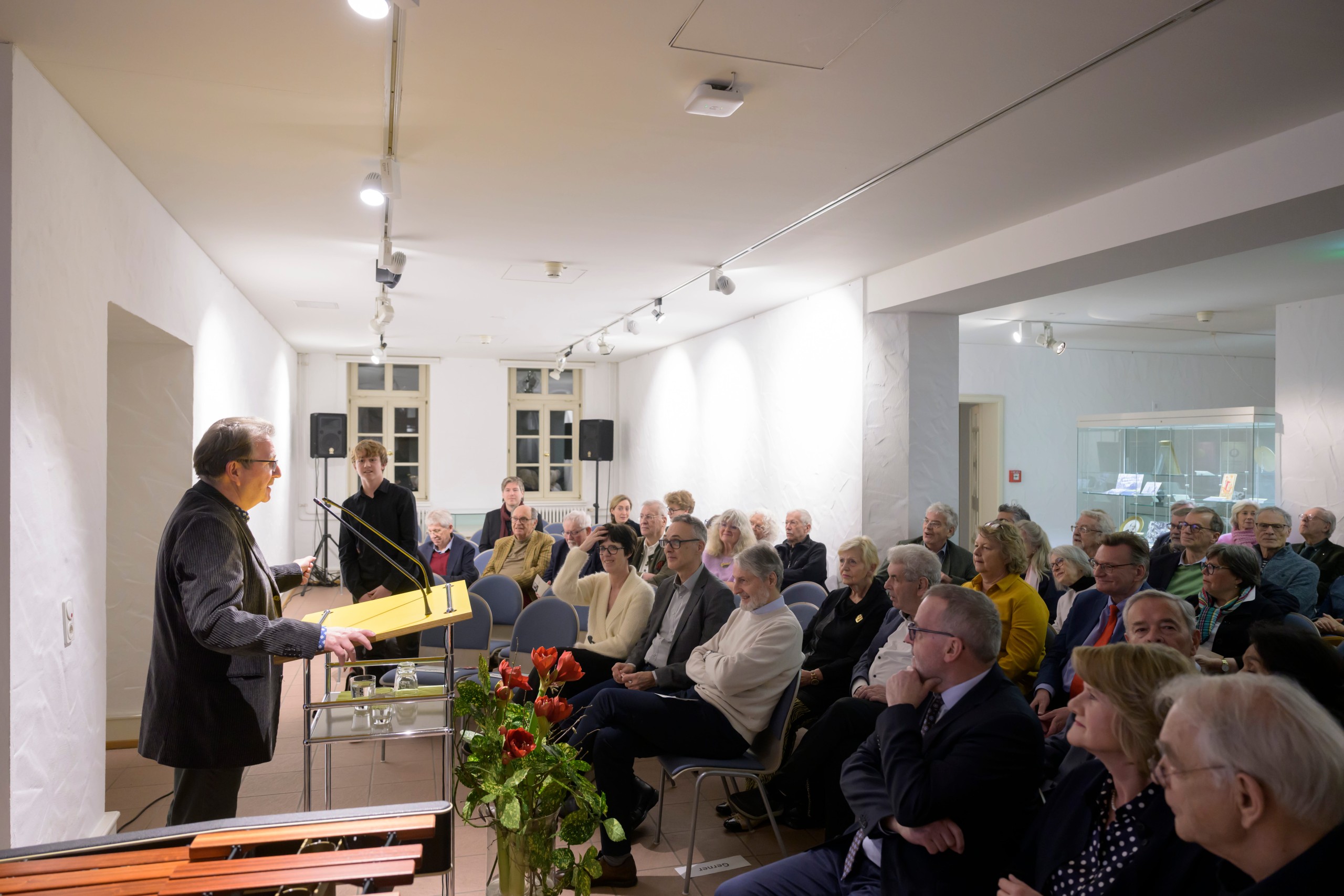 Prof. Dr. Bernd Braun, Geschäftsführer der Stiftung, gibt einen Jahresrückblick für 2025 und einen Ausblick auf das neue Veranstaltungsjahr.