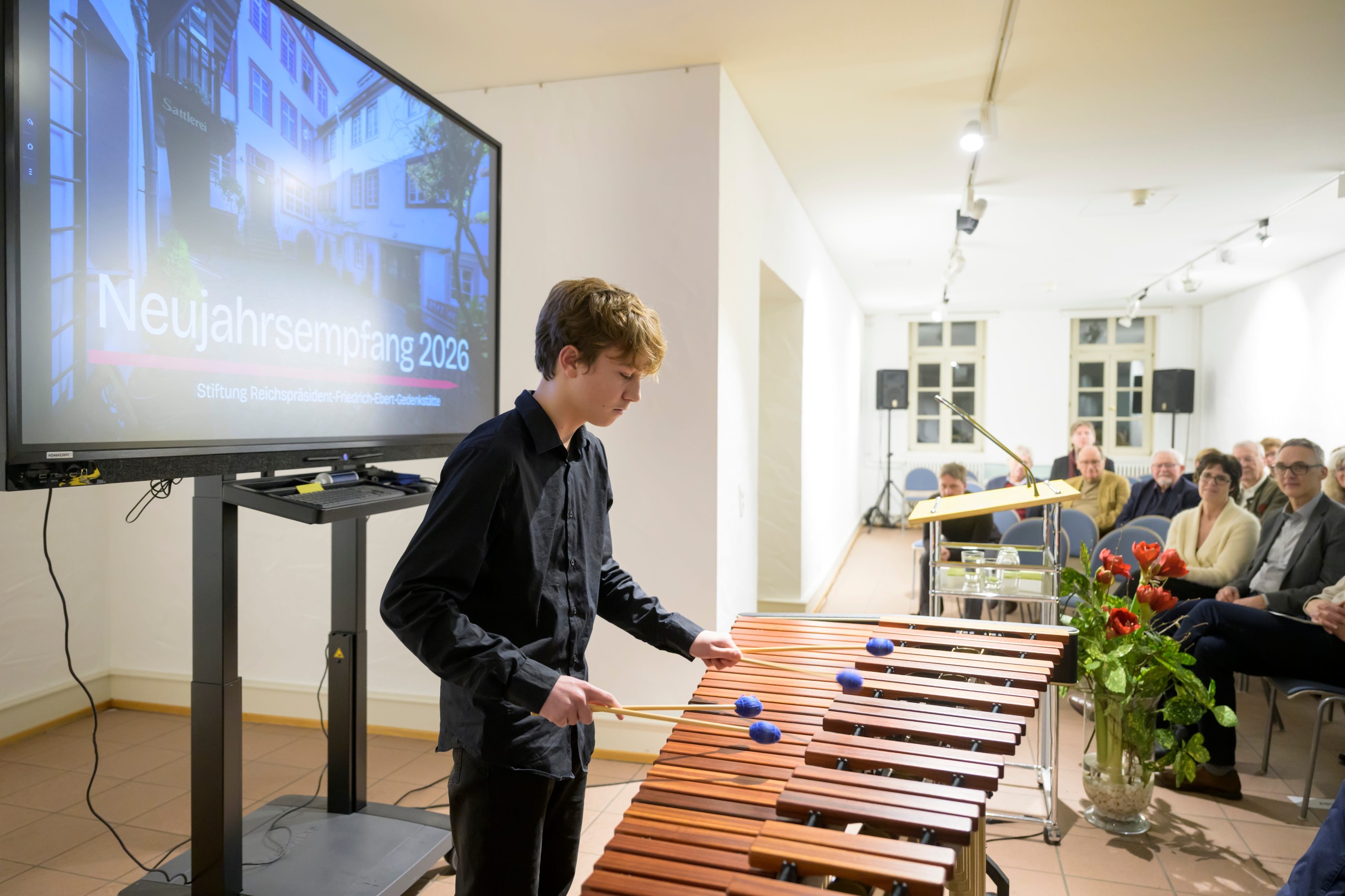 Leo Göldner-Otón begleitet den Abend musikalisch mit seinem Marimbaphon.