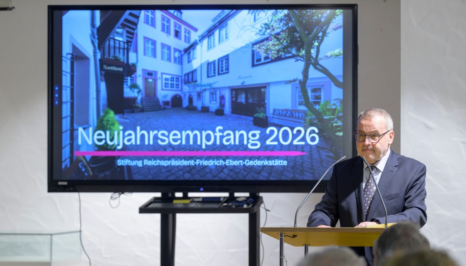 Der Vorstandsvorsitzende der Stiftung, Günter Schmitteckert, begrüßt die Gäste im Friedrich-Ebert-Haus.