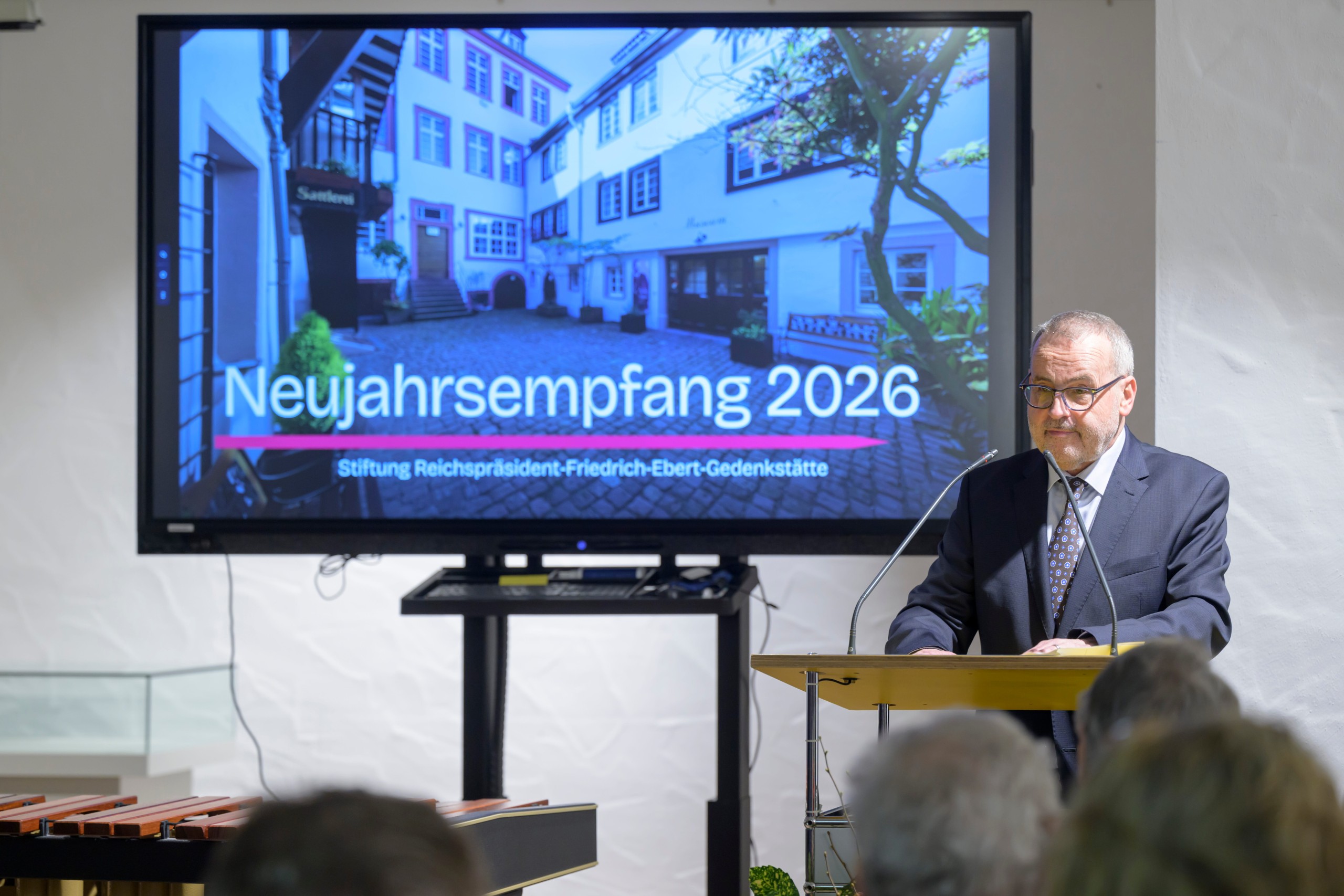 Der Vorstandsvorsitzende der Stiftung, Günter Schmitteckert, begrüßt die Gäste im Friedrich-Ebert-Haus.