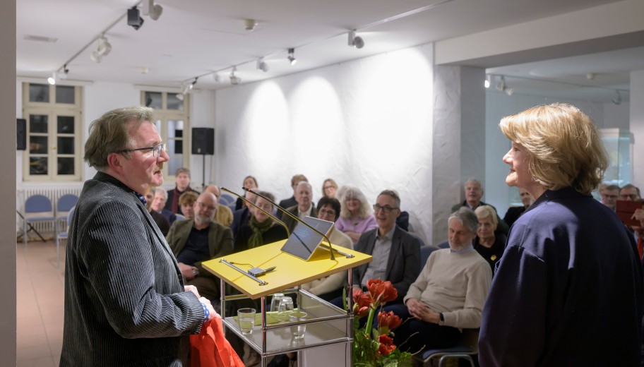 Prof. Dr. Bernd Braun überreicht Frau Dr. Christina Stresemann ein Geschenk.