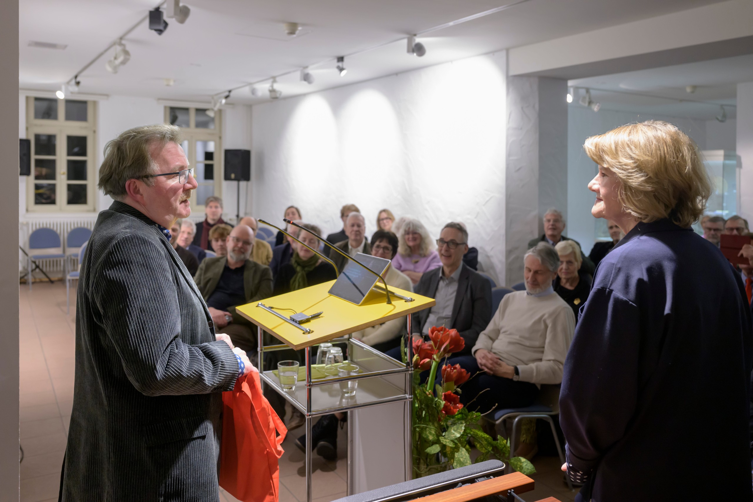 Prof. Dr. Bernd Braun überreicht Frau Dr. Christina Stresemann ein Geschenk.
