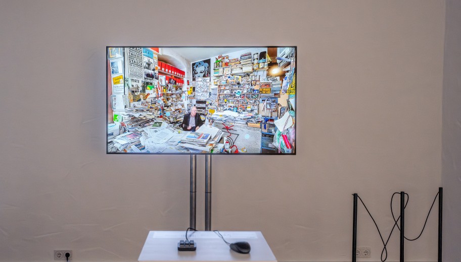 Installation des Zentrums für Kultur und Medien Karlsruhe. Besucherinnen und Besucher können in Klaus Staecks Atelier, der sogenannten „Höhle”, eintauchen.