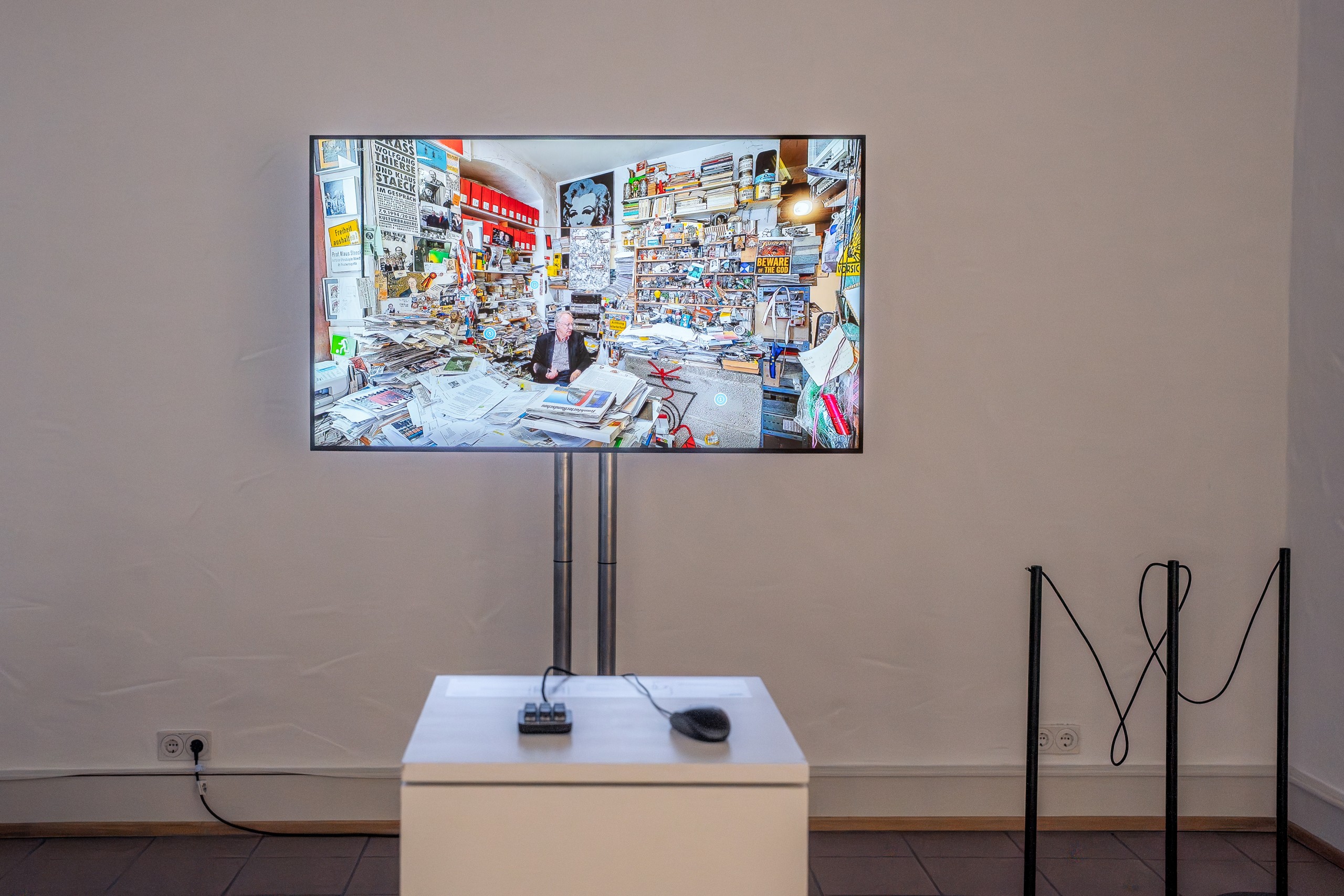 Installation des Zentrums für Kultur und Medien Karlsruhe. Besucherinnen und Besucher können in Klaus Staecks Atelier, der sogenannten „Höhle”, eintauchen.
