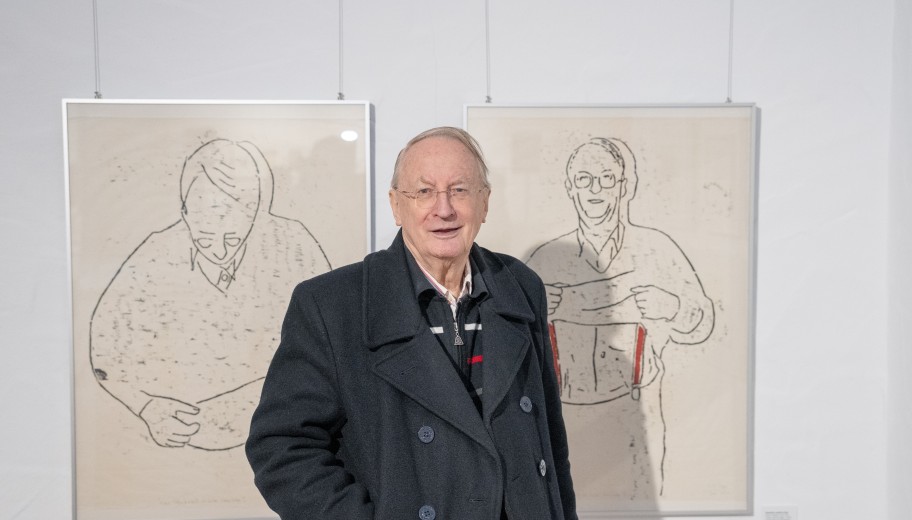 Klaus Staeck vor den Holzschnitten der Heidelberger Künstlerin Roswitha Josefine Pape.
