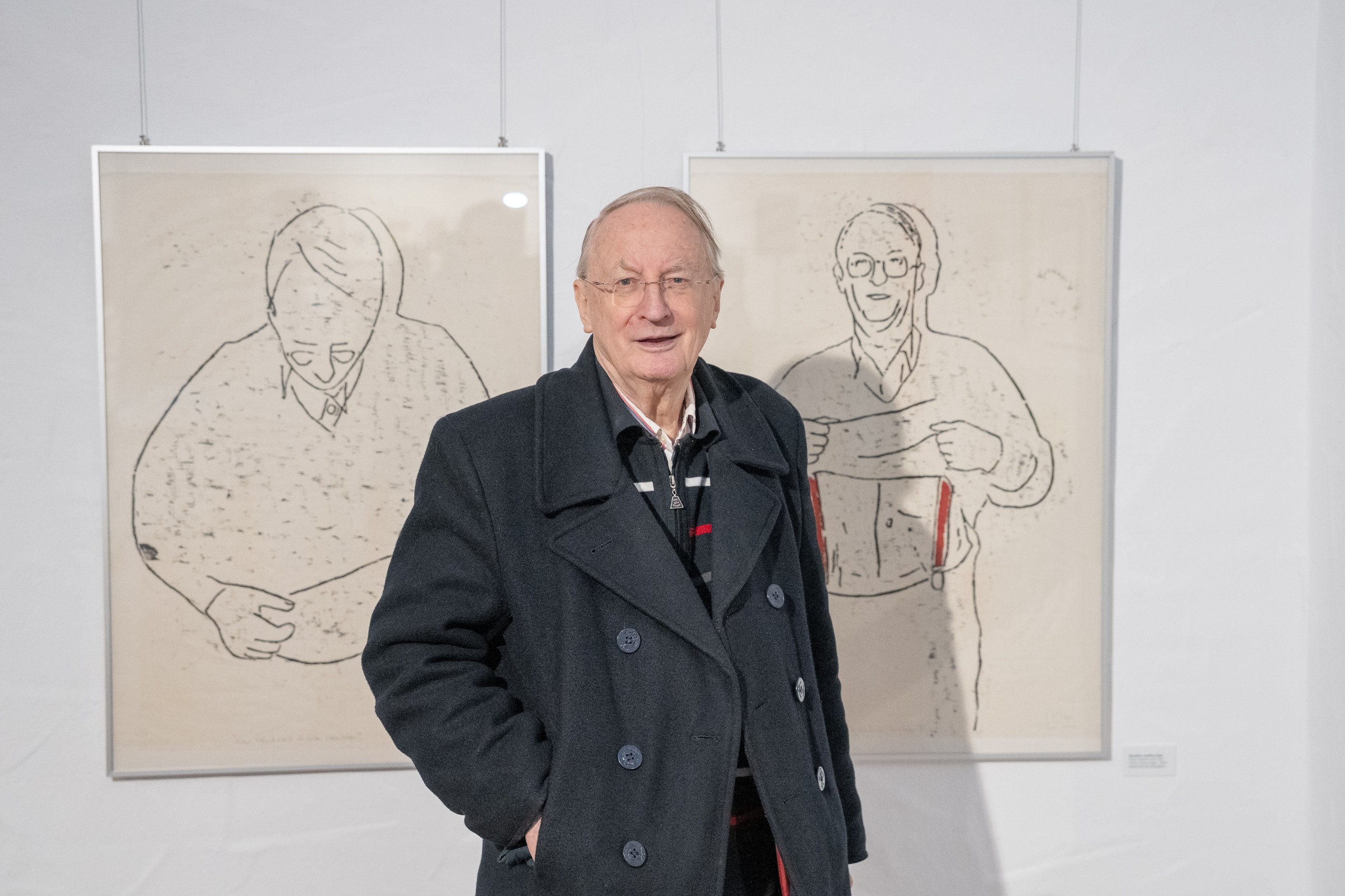 Klaus Staeck vor den Holzschnitten der Heidelberger Künstlerin Roswitha Josefine Pape.