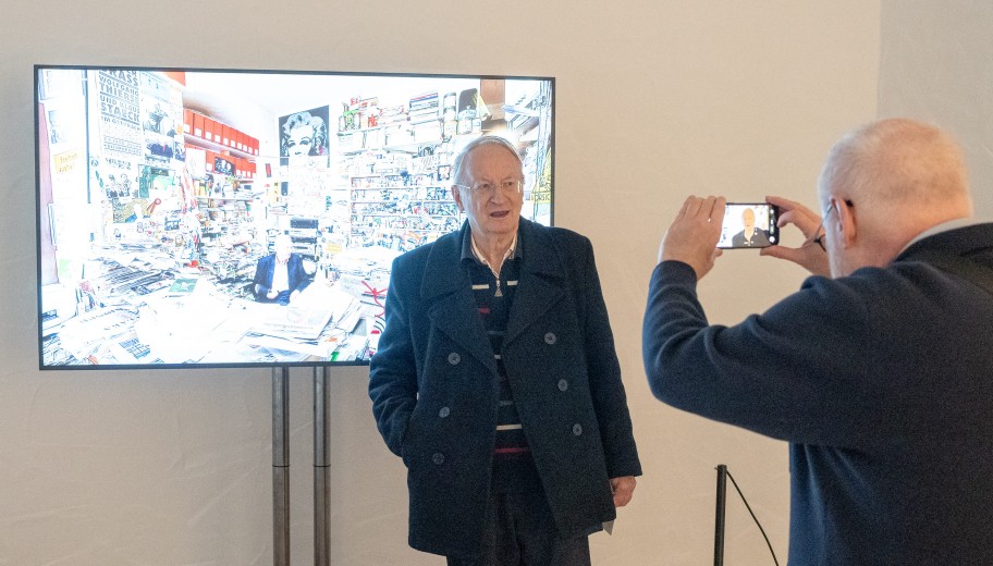 Klaus Staeck vor seiner „Höhle”