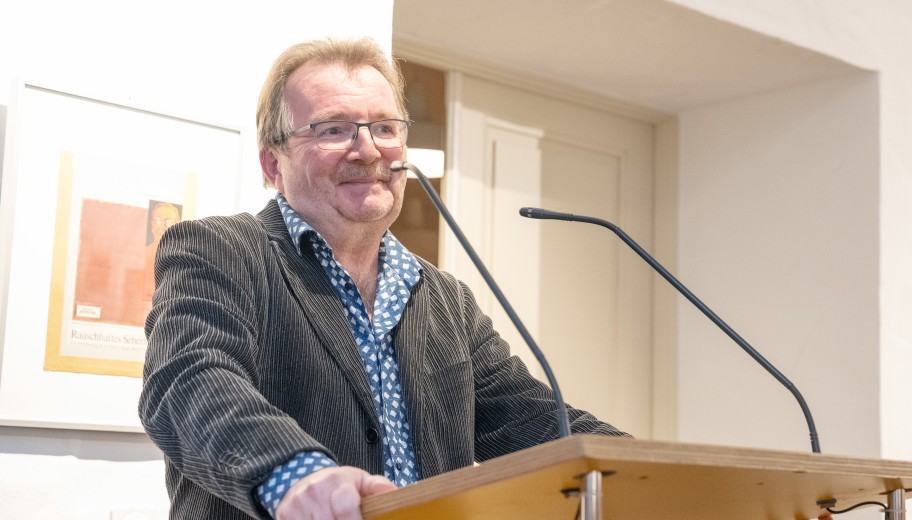 Prof. Dr. Bernd Braun, Geschäftsführer der Stiftung, hält ein Grußwort.