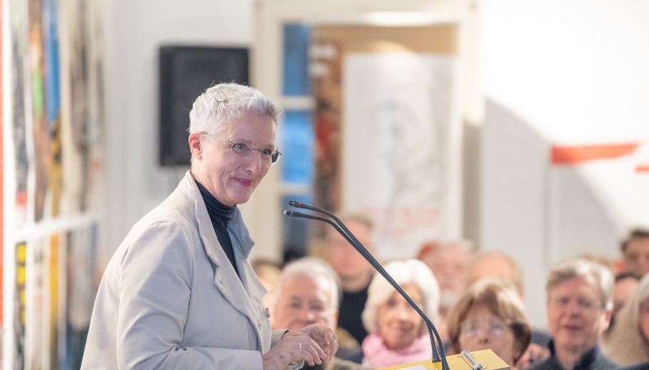 Dr. Andrea Edel, Leiterin des Kulturamts der Stadt Heidelberg, hält ihr Grußwort.