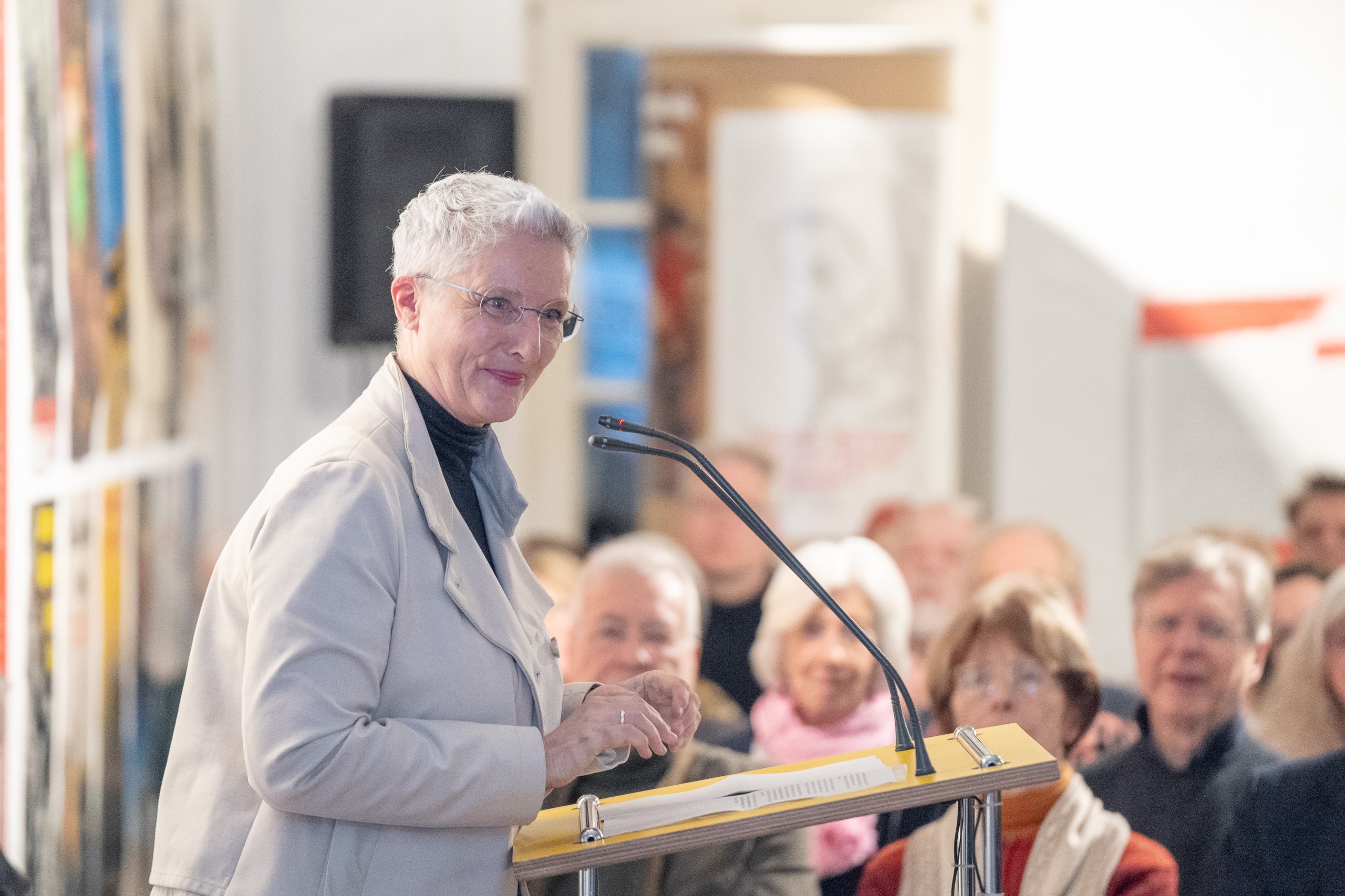 Dr. Andrea Edel, Leiterin des Kulturamts der Stadt Heidelberg, hält ihr Grußwort.