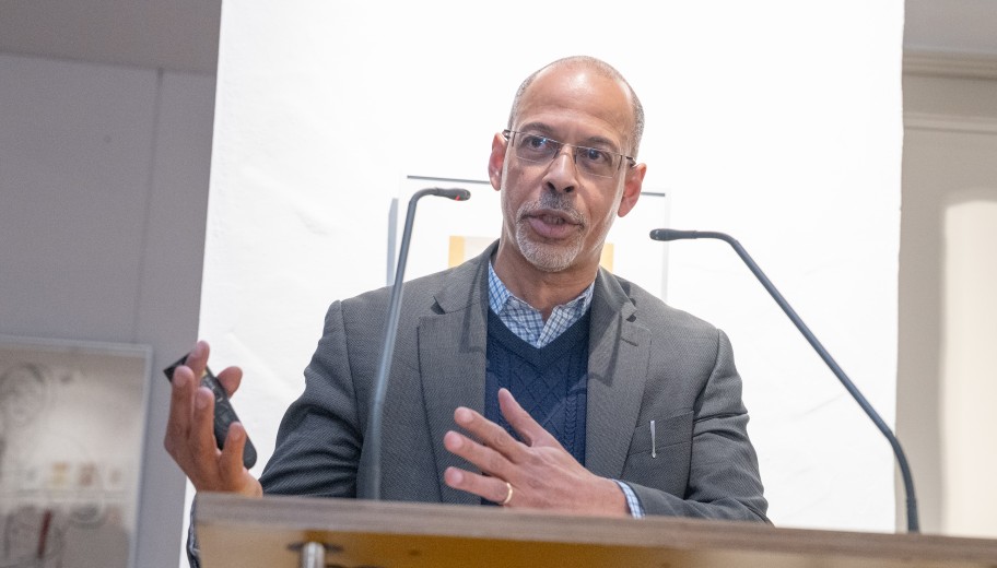 Prof. Dr. Henry Keazor führt mit einem Vortrag in die Arbeiten von Klaus Staeck ein.