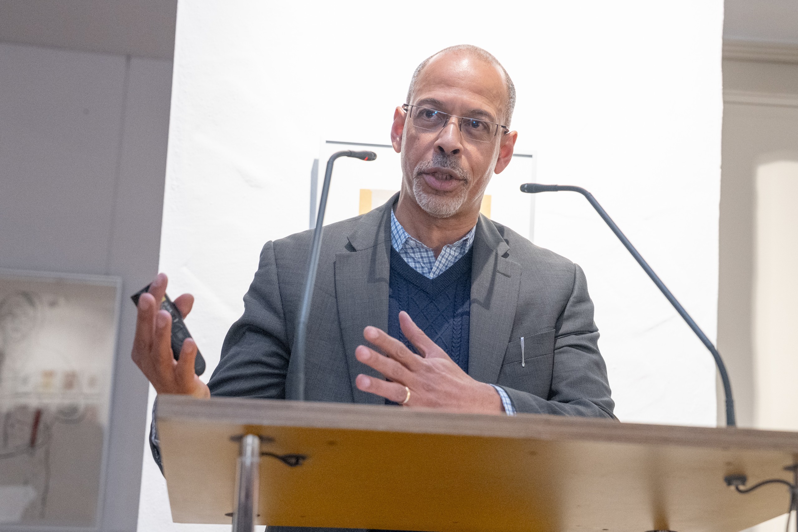 Prof. Dr. Henry Keazor führt mit einem Vortrag in die Arbeiten von Klaus Staeck ein.