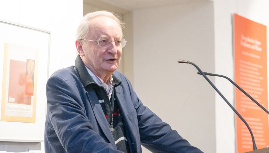 Klaus Staeck bedankt sich bei allen Anwesenden und blickt auf seine künstlerischen Arbeiten zurück.