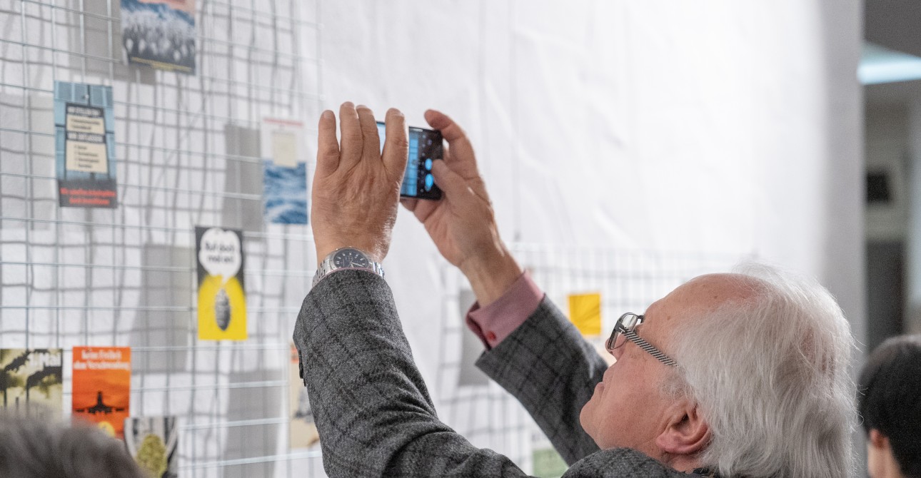 Rückblick auf die Ausstellungseröffnung „Klaus Staeck – Papierarchiv Höhle“