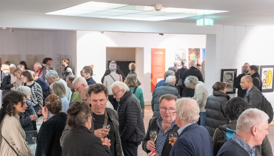 Nach der Veranstaltung hatten die Anwesenden die Gelegenheit, sich die Ausstellung anzuschauen und mit anderen Gästen ins Gespräch zu kommen.