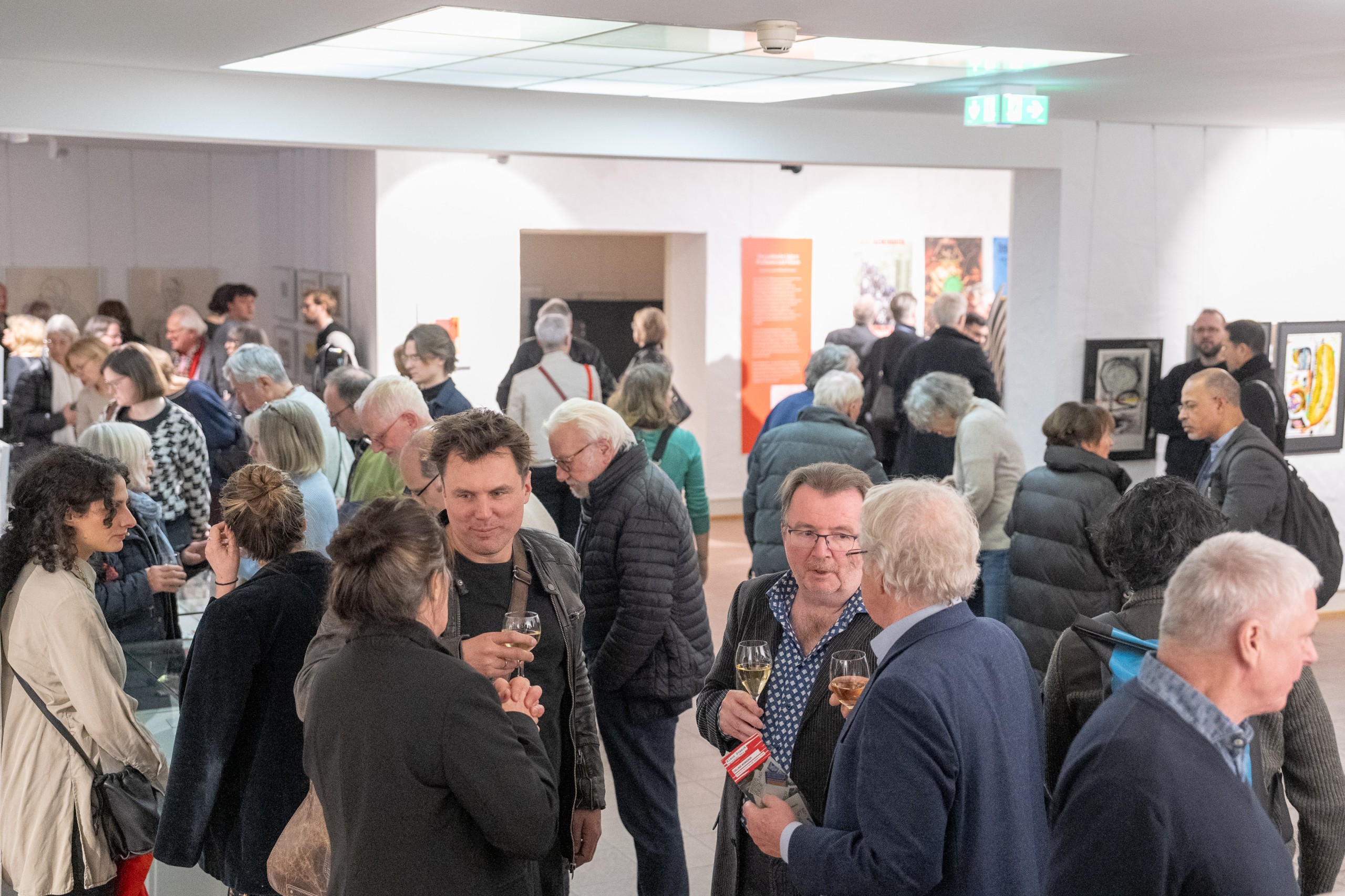 Nach der Veranstaltung hatten die Anwesenden die Gelegenheit, sich die Ausstellung anzuschauen und mit anderen Gästen ins Gespräch zu kommen.
