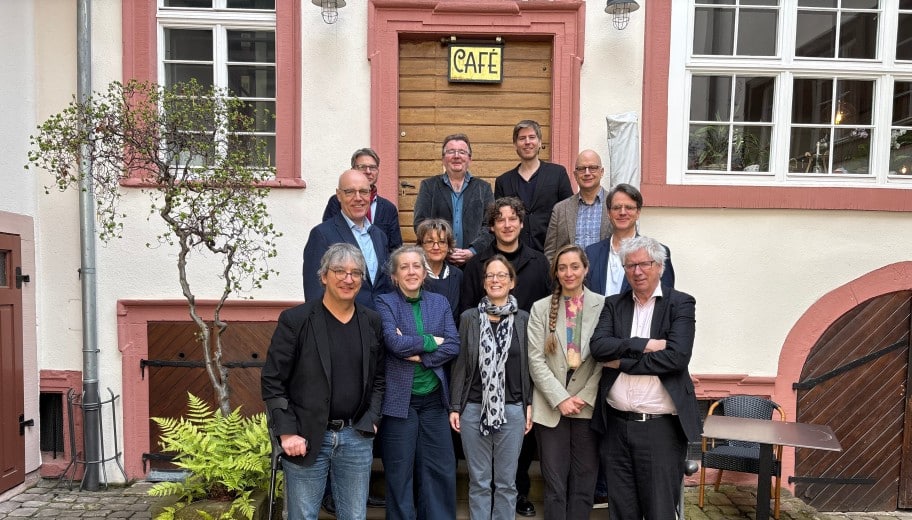 Von rechts nach links – obere Reihe: Prof. Dr. Tomas Groll, Prof. Dr. Bernd Braun (Geschäftsführer der Stiftung), Dr. Claudio Steiger (Wissenschaftlicher Mitarbeiter der Stiftung); zweite Reihe: Prof. Dr. Harald Biermann, Dr. Cornelia Hecht-Zeiler, Dr. Peter Beule, Prof. Dr. Alexander Gallus; erste Reihe: Dr. Sebastian Voigt, Prof. Dr. Simone Derix, Prof. Dr. Nadine Rossol, Dr. Joana Duyster Borredà (Wissenschaftliche Mitarbeiterin der Stiftung), Prof. Dr. Christoph Cornelißen.