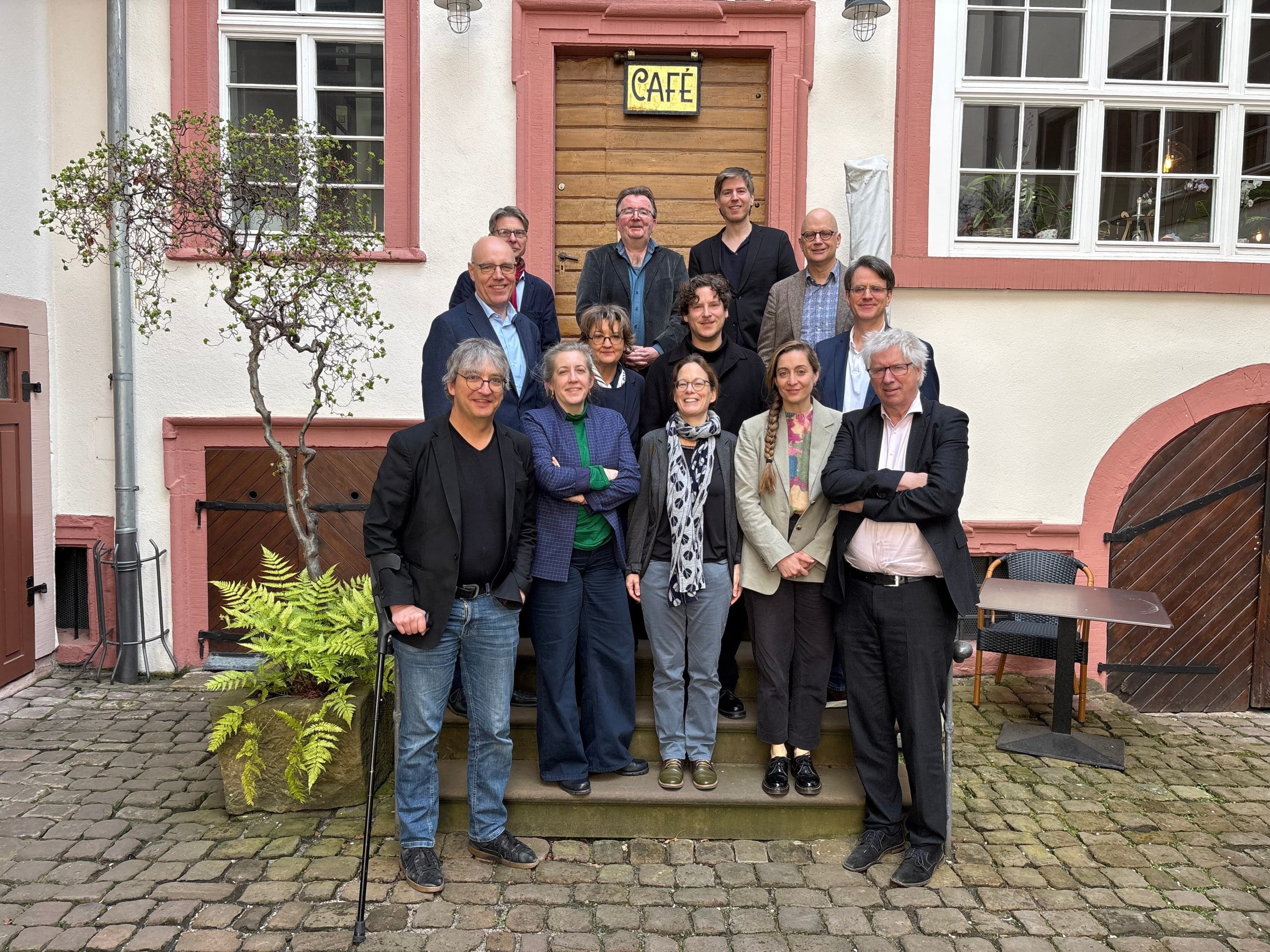 Von rechts nach links – obere Reihe: Prof. Dr. Tomas Groll, Prof. Dr. Bernd Braun (Geschäftsführer der Stiftung), Dr. Claudio Steiger (Wissenschaftlicher Mitarbeiter der Stiftung); zweite Reihe: Prof. Dr. Harald Biermann, Dr. Cornelia Hecht-Zeiler, Dr. Peter Beule, Prof. Dr. Alexander Gallus; erste Reihe: Dr. Sebastian Voigt, Prof. Dr. Simone Derix, Prof. Dr. Nadine Rossol, Dr. Joana Duyster Borredà (Wissenschaftliche Mitarbeiterin der Stiftung), Prof. Dr. Christoph Cornelißen.
