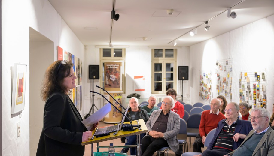 Die stellvertretende Geschäftsführerin Diana Busch begrüßt die Gäste im Friedrich-Ebert-Haus.
