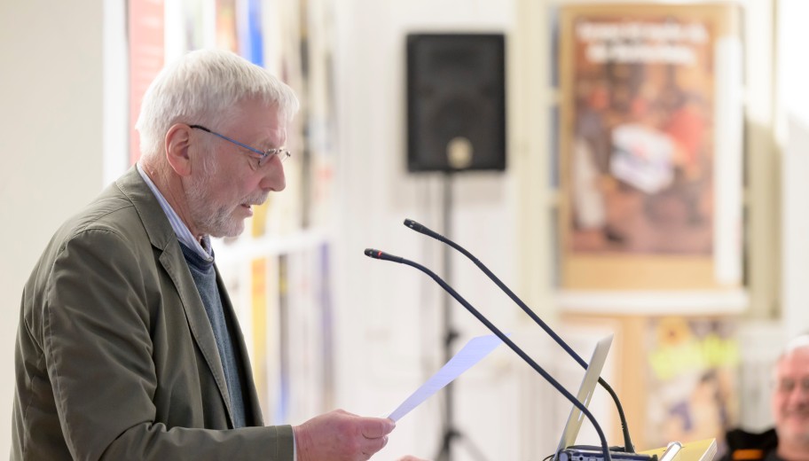 Manfred Mayer war langjähriger Pressesprecher der Akademie der Künste in Berlin.