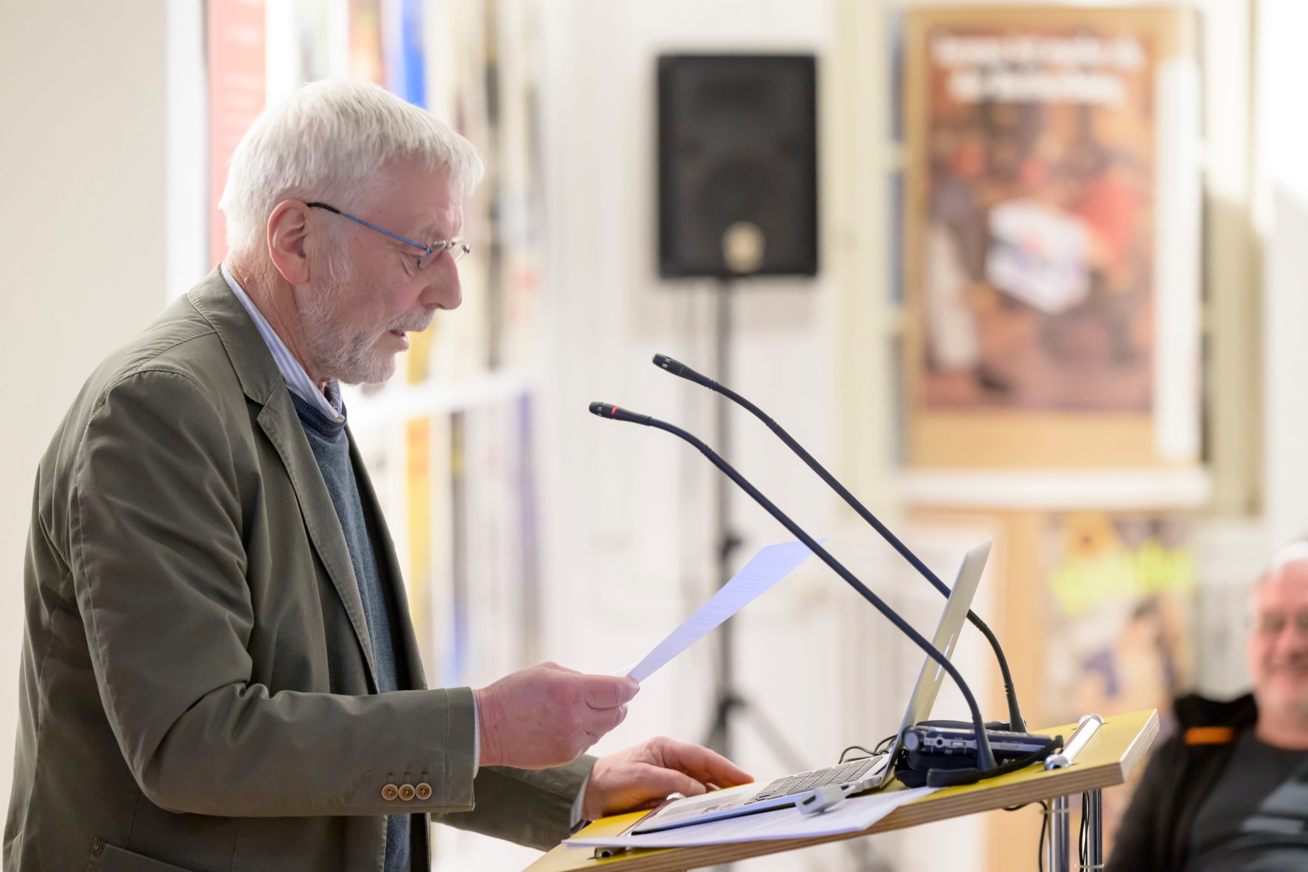 Manfred Mayer war langjähriger Pressesprecher der Akademie der Künste in Berlin.